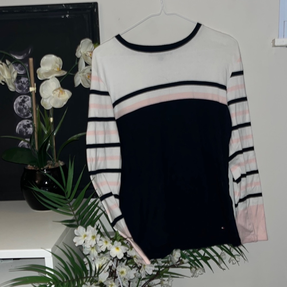 Tommy Hilfiger sweater. Size large